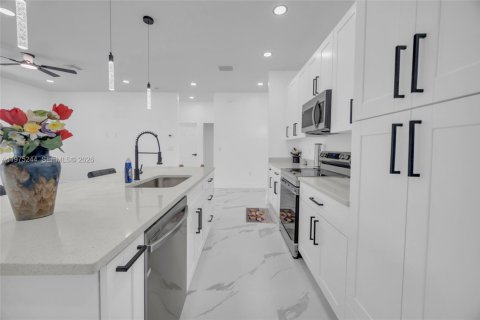 House in Lehigh Acres, Florida 3 bedrooms № 2040936 - photo 9