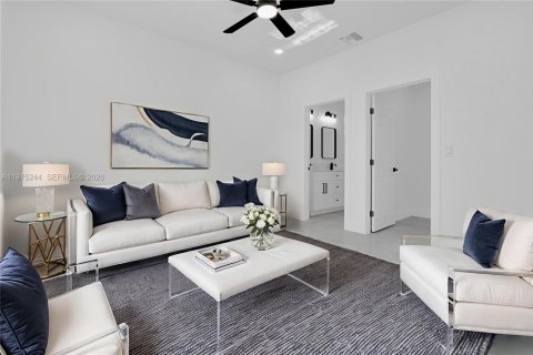 House in Lehigh Acres, Florida 3 bedrooms № 2040936 - photo 2