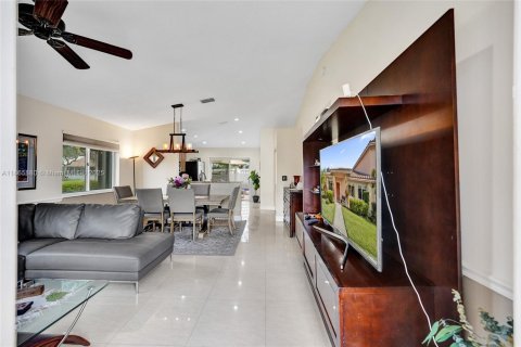 Townhouse in Pembroke Pines, Florida 3 bedrooms, 111.85 sq.m. № 1893494 - photo 2