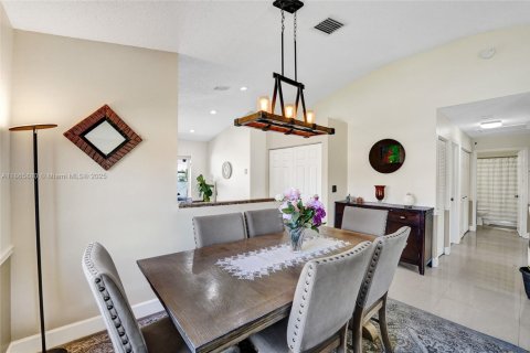 Townhouse in Pembroke Pines, Florida 3 bedrooms, 111.85 sq.m. № 1893494 - photo 14