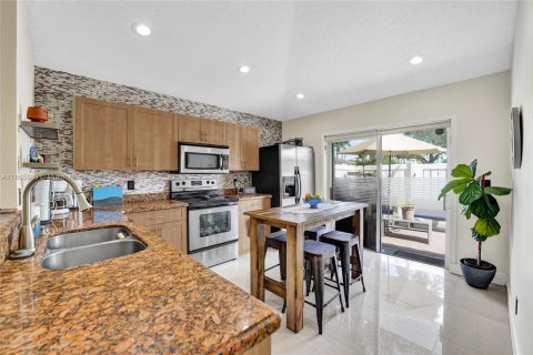Townhouse in Pembroke Pines, Florida 3 bedrooms, 111.85 sq.m. № 1893494 - photo 19