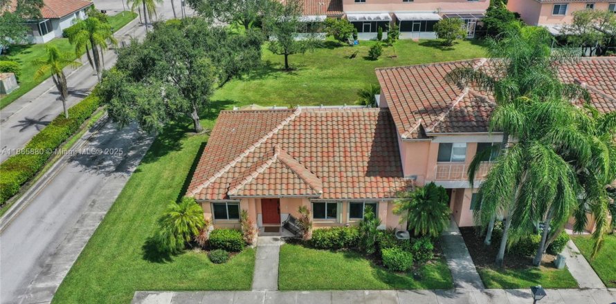 Townhouse in Pembroke Pines, Florida 3 bedrooms, 111.85 sq.m. № 1893494