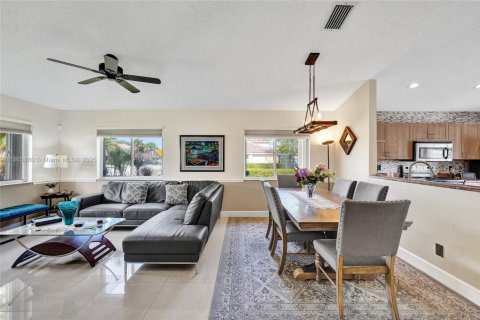 Townhouse in Pembroke Pines, Florida 3 bedrooms, 111.85 sq.m. № 1893494 - photo 10