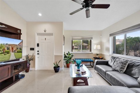 Townhouse in Pembroke Pines, Florida 3 bedrooms, 111.85 sq.m. № 1893494 - photo 4