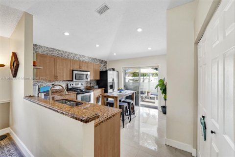 Townhouse in Pembroke Pines, Florida 3 bedrooms, 111.85 sq.m. № 1893494 - photo 18