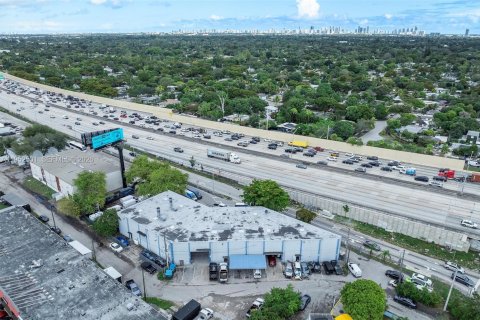 Commercial property in North Miami, Florida № 2006701