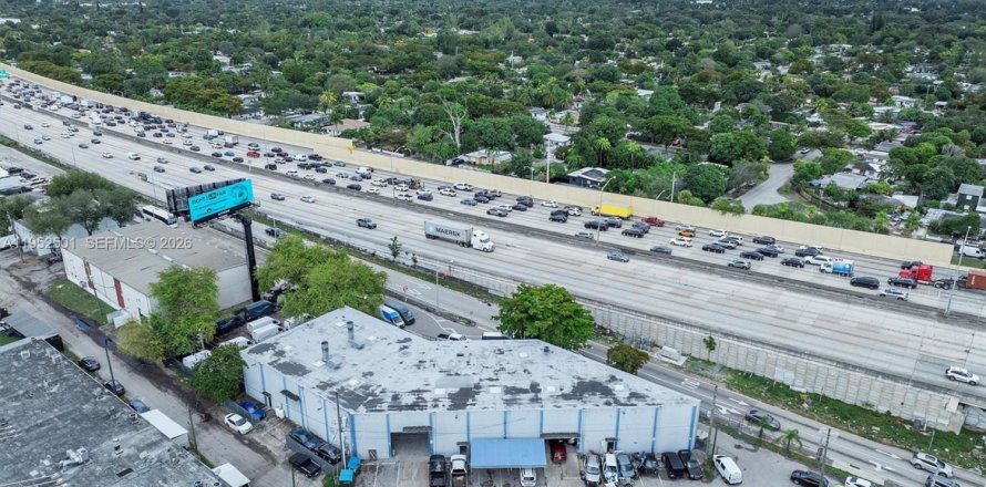 Commercial property in North Miami, Florida № 2006701