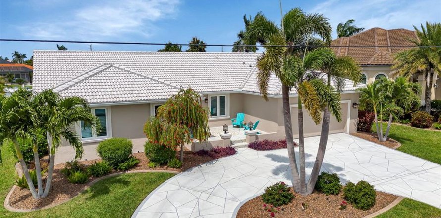 House in Punta Gorda, Florida 4 bedrooms, 192.12 sq.m. № 1733345