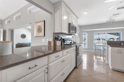 House in Punta Gorda, Florida 4 bedrooms, 192.12 sq.m. № 1733345 - photo 8