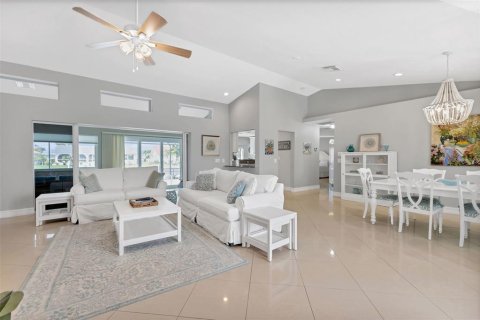 House in Punta Gorda, Florida 4 bedrooms, 192.12 sq.m. № 1733345 - photo 16