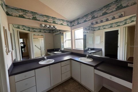 House in Lady Lake, Florida 3 bedrooms, 190.08 sq.m. № 2143010 - photo 12
