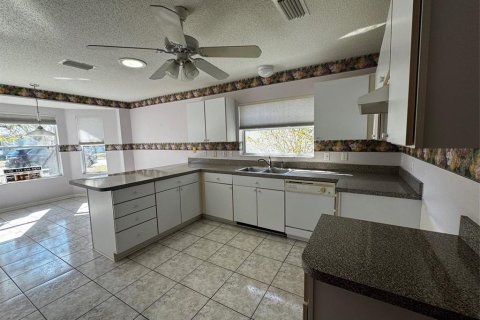 House in Lady Lake, Florida 3 bedrooms, 190.08 sq.m. № 2143010 - photo 4