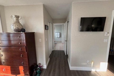 Casa en venta en Pembroke Pines, Florida, 4 dormitorios, 234.11 m2 № 1957385 - foto 8