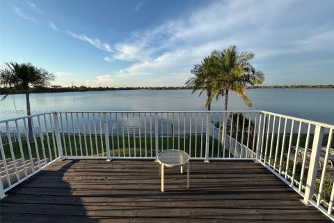 Casa en venta en Pembroke Pines, Florida, 4 dormitorios, 234.11 m2 № 1957385 - foto 14