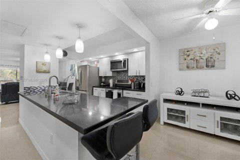Condominio en venta en Pembroke Pines, Florida, 2 dormitorios, 105.63 m2 № 2091072 - foto 2