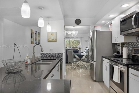 Condominio en venta en Pembroke Pines, Florida, 2 dormitorios, 105.63 m2 № 2091072 - foto 23