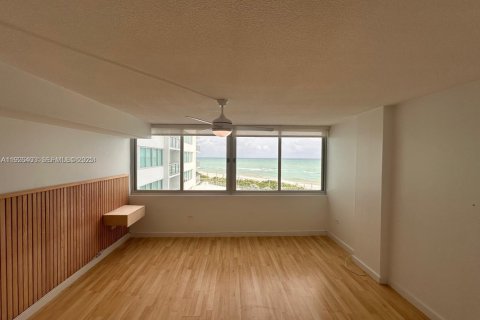 Снять в аренду кондоминиум в Майами-Бич, Флорида 1 спальня, 93.83м2, № 1986674 - фото 7