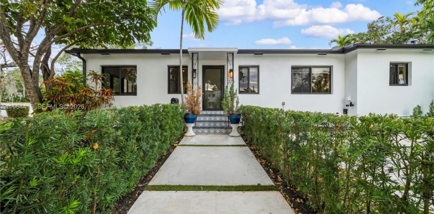 Дом в Майами, Флорида 3 спальни, 124.49м2 № 2026401