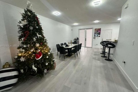 Adosado en alquiler en Miami, Florida, 3 dormitorios, 161.65 m2 № 1993853 - foto 4