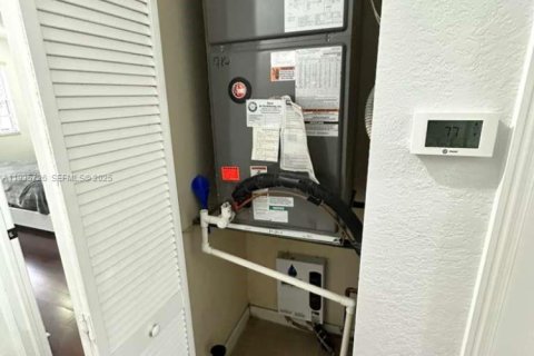 Adosado en alquiler en Miami, Florida, 3 dormitorios, 161.65 m2 № 1993853 - foto 30