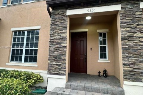 Adosado en alquiler en Miami, Florida, 3 dormitorios, 161.65 m2 № 1993853 - foto 1