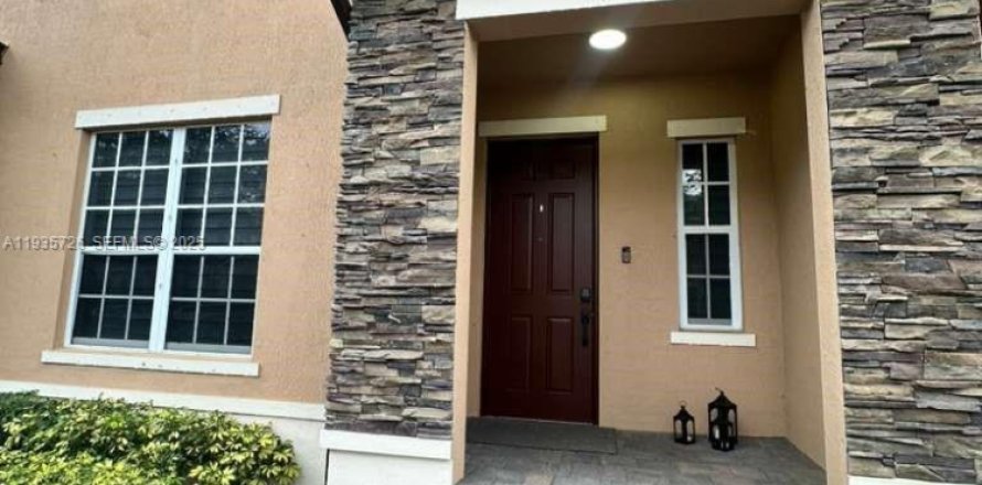 Adosado en Miami, Florida 3 dormitorios, 161.65 m2 № 1993853