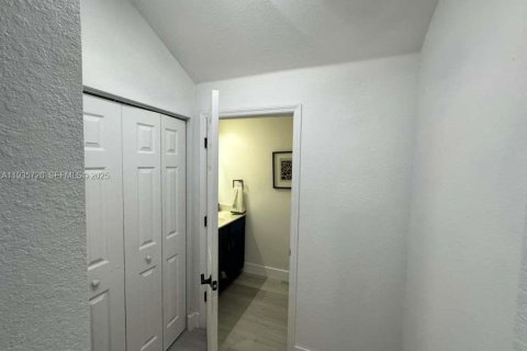 Adosado en alquiler en Miami, Florida, 3 dormitorios, 161.65 m2 № 1993853 - foto 16