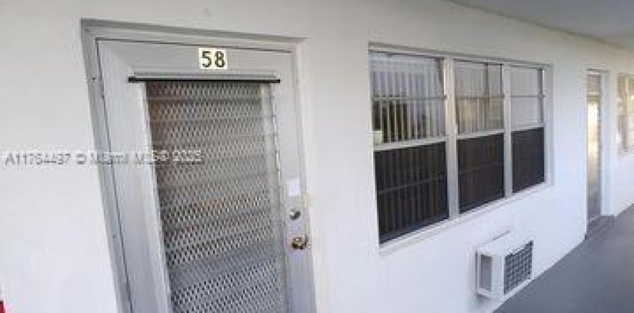 Condominio en West Palm Beach, Florida, 1 dormitorio  № 1867483