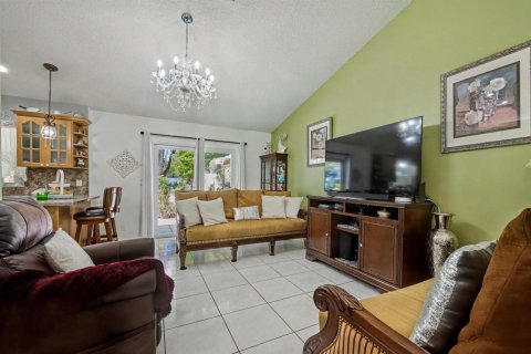 House in North Lauderdale, Florida 3 bedrooms, 166.48 sq.m. № 2083736 - photo 15