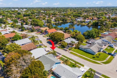 House in North Lauderdale, Florida 3 bedrooms, 166.48 sq.m. № 2083736