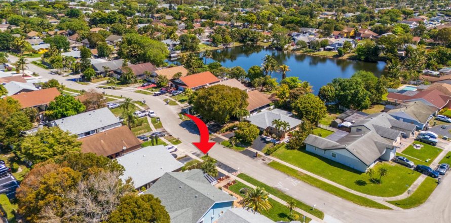 House in North Lauderdale, Florida 3 bedrooms, 166.48 sq.m. № 2083736