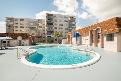 Condominio en venta en North Miami Beach, Florida, 2 dormitorios, 100.06 m2 № 2031481 - foto 21