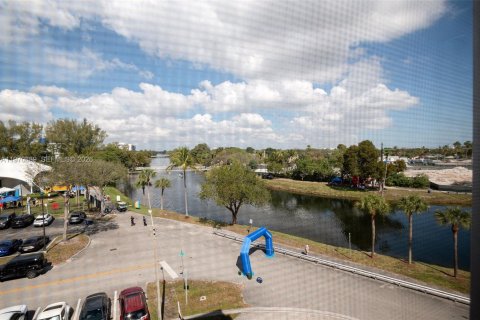 Condominio en venta en North Miami Beach, Florida, 2 dormitorios, 100.06 m2 № 2031481 - foto 19