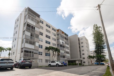 Condominio en North Miami Beach, Florida, 2 dormitorios  № 2031481
