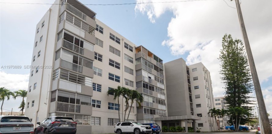 Condominio en North Miami Beach, Florida, 2 dormitorios № 2031481