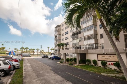 Condominio en venta en North Miami Beach, Florida, 2 dormitorios, 100.06 m2 № 2031481 - foto 30