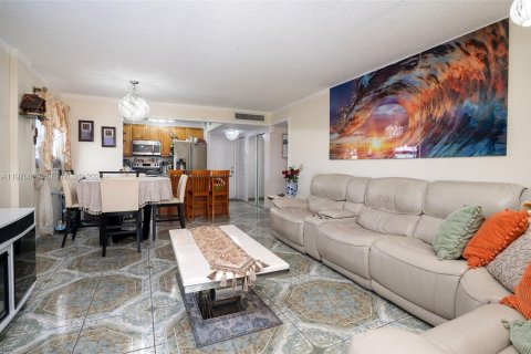 Condominio en venta en North Miami Beach, Florida, 2 dormitorios, 100.06 m2 № 2031481 - foto 11