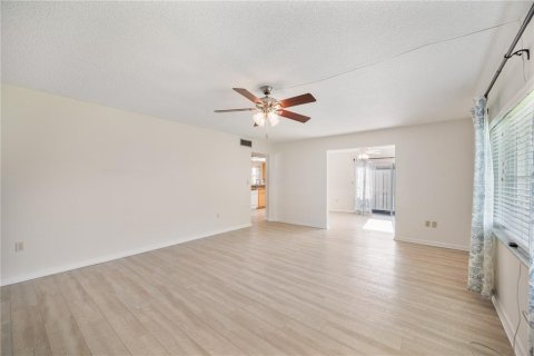 Condo in Lakeland, Florida, 2 bedrooms  № 2195813 - photo 12