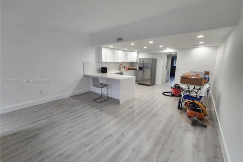 Apartamento en alquiler en Miami Lakes, Florida, 3 dormitorios, 117.99 m2 № 1871585 - foto 1