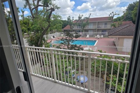 Apartamento en alquiler en Miami Lakes, Florida, 3 dormitorios, 117.99 m2 № 1871585 - foto 9
