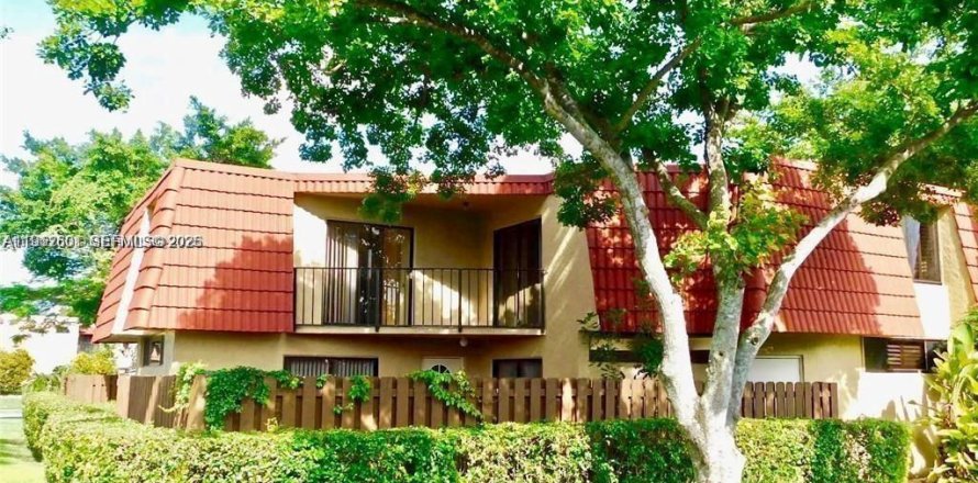 Townhouse in Boca Raton, Florida 2 bedrooms, 120.96 sq.m. № 2050763