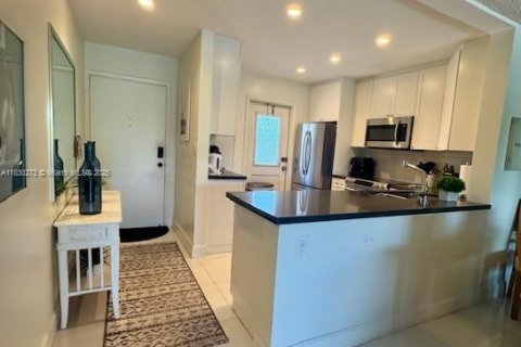 Снять в аренду кондоминиум в Лодердейл-бай-те-Си, Флорида 2 спальни, 92.9м2, № 1943194 - фото 2