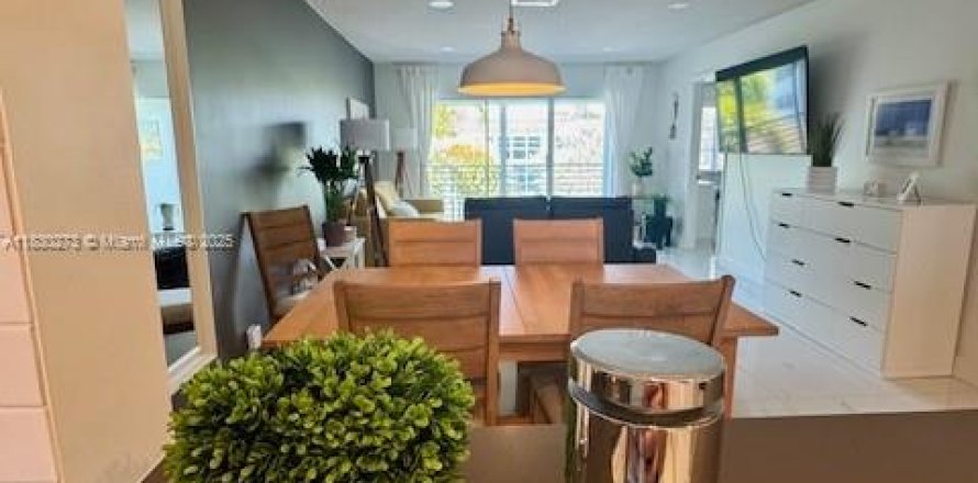 Кондоминиум с 2 спальнями в Лодердейл-бай-те-Си, Флорида № 1943194