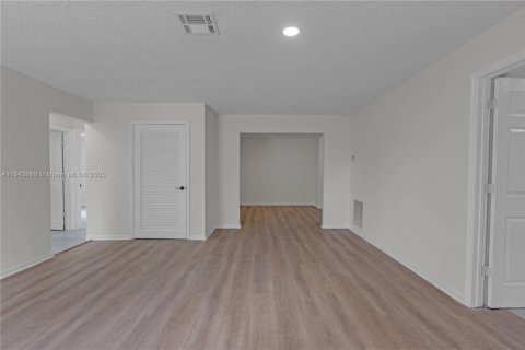 House in Hollywood, Florida 5 bedrooms, 189.52 sq.m. № 1836603 - photo 3