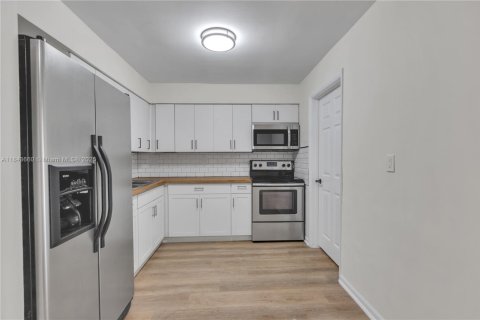 House in Hollywood, Florida 5 bedrooms, 189.52 sq.m. № 1836603 - photo 7