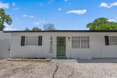 House in Hollywood, Florida 5 bedrooms, 189.52 sq.m. № 1836603 - photo 1