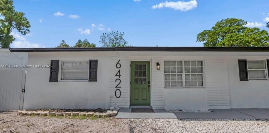 House in Hollywood, Florida 5 bedrooms, 189.52 sq.m. № 1836603