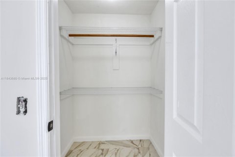 House in Hollywood, Florida 5 bedrooms, 189.52 sq.m. № 1836603 - photo 24
