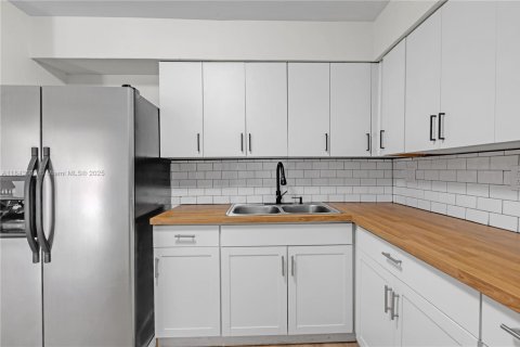House in Hollywood, Florida 5 bedrooms, 189.52 sq.m. № 1836603 - photo 6