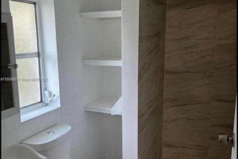 House in Hollywood, Florida 5 bedrooms, 189.52 sq.m. № 1836603 - photo 21
